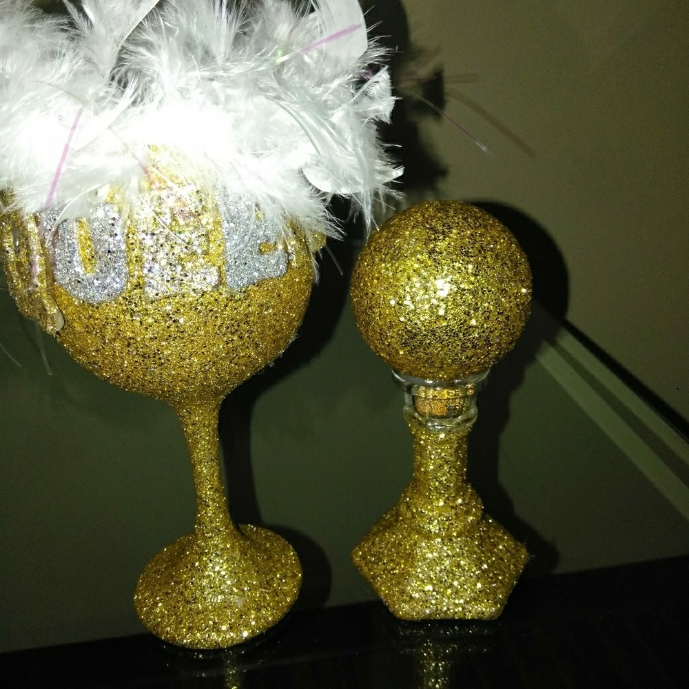 Candle holder that say"Queen"
